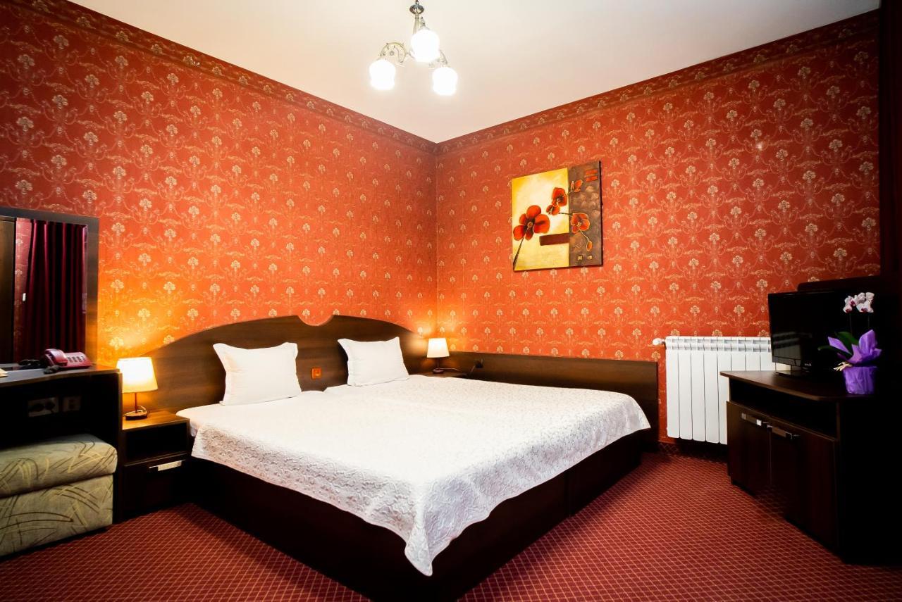 Globus Hotel Plovdiv Buitenkant foto