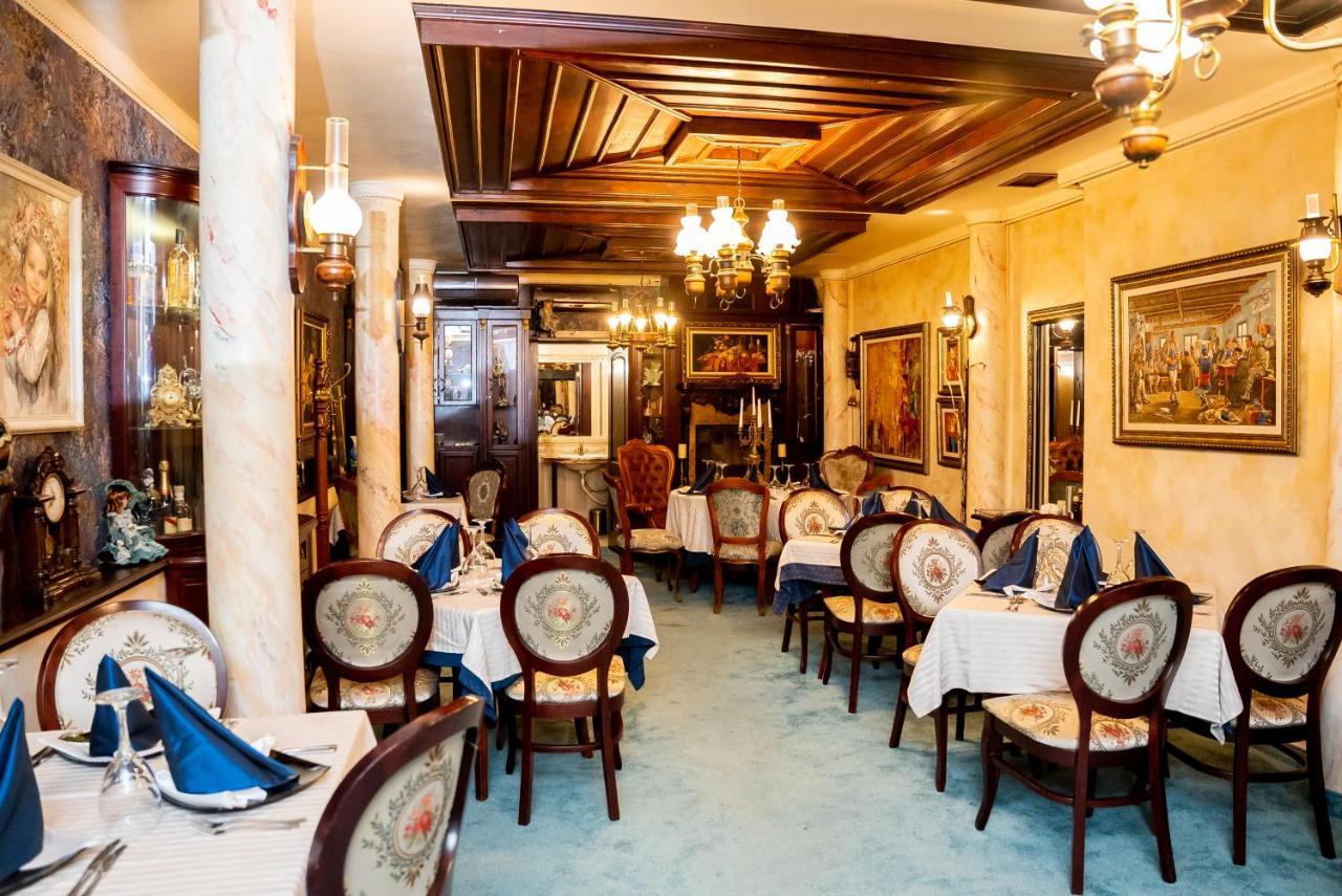Globus Hotel Plovdiv Buitenkant foto