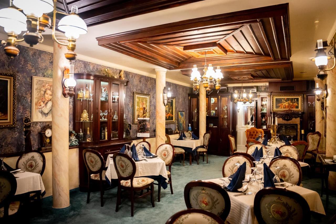 Globus Hotel Plovdiv Buitenkant foto