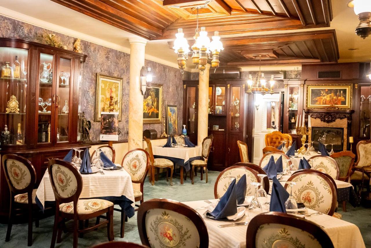 Globus Hotel Plovdiv Buitenkant foto